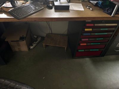 un bureau équipé d'un clavier et d'un écran