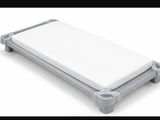 un petit lit recouvert d'un drap blanc