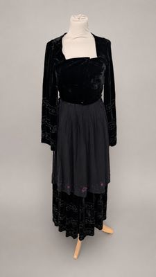 a black dress on a mannequin mannequin mannequin mannequin mannequin mannequin mannequin mannequin mannequin