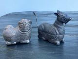 deux figurines d'animaux posées sur une table