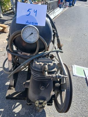 une moto équipée d'une horloge à l'arrière