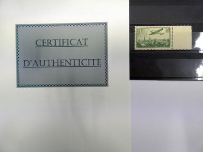 une affiche accrochée au mur sur laquelle on peut lire « certificat d'authenticité »