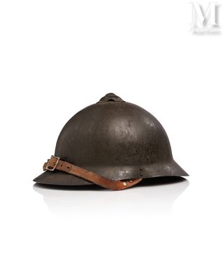 un gros plan d'un casque posé sur une surface blanche