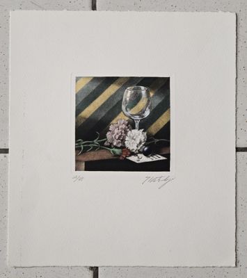 un tableau représentant un verre à vin et des fleurs posés sur une table