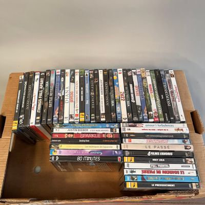 beaucoup de DVD dans une boîte en carton posée sur une table