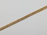 un bracelet en chaîne en or sur fond blanc