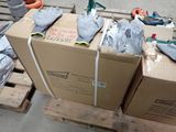 une boîte sur laquelle sont posés des gants et une paire de gants