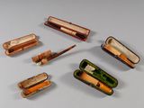un grand nombre d'objets différents posés sur une table