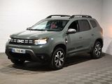 une photo d'une Dacia grise garée dans un garage