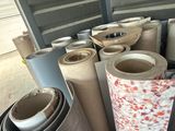 de nombreux rouleaux de papier qui traînent par terre