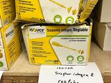 Plusieurs paquets de papier toilette sont empilés sur une étagère dans un magasin