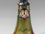 un petit vase orné d'un motif floral