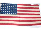 un vieux drapeau américain sur fond blanc