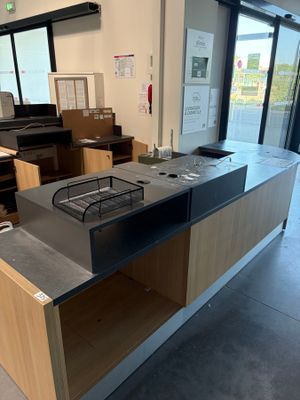une photo d'une cuisine avec une cuisinière et un plan de travail
