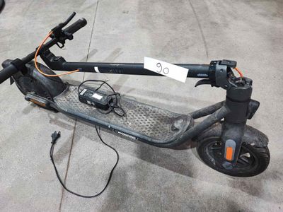 un scooter posé sur le sol en béton