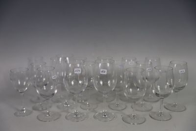 de nombreux verres à vin vides posés sur une surface blanche