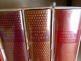 trois livres sont empilés sur une table