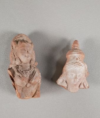 une paire de figurines en argile représentant une femme et un homme