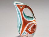 un petit vase posé sur une table