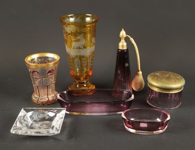 un grand nombre d'objets en verre posés sur une table