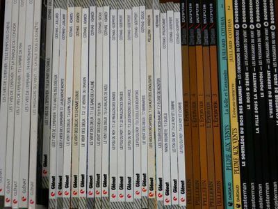 un grand nombre de livres qui se trouvent ensemble sur une étagère