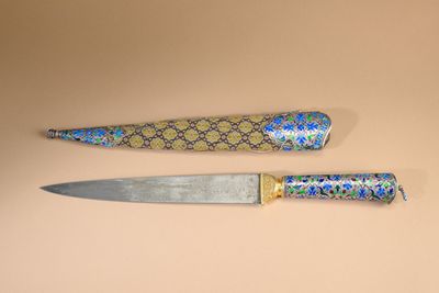 deux types de couteaux différents sur la table