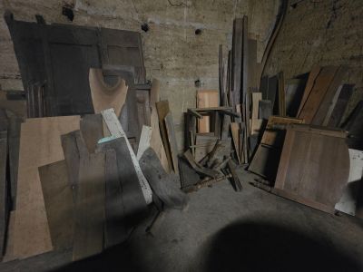 de nombreux morceaux de bois dans une pièce dont l'un des murs est en briques