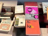 un grand nombre de livres posés sur une table