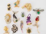 une collection de broches et d'épingles diverses disposées sur un fond blanc