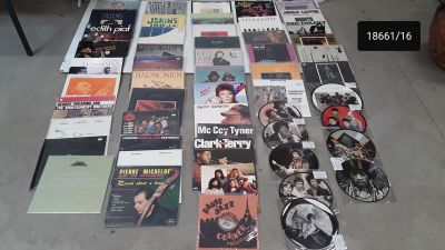 beaucoup de disques et de CD par terre