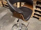 une photo d'un tabouret de bar dans un entrepôt