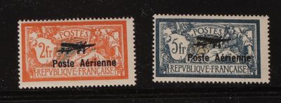 quatre timbres différents sont apposés sur un fond noir