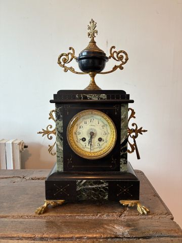Pendule Napoléon III en marbre noir et vert. 