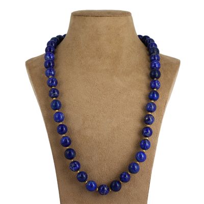 Collier de perles de lapis-lazuli et de perles de verre bleues sur un mannequin