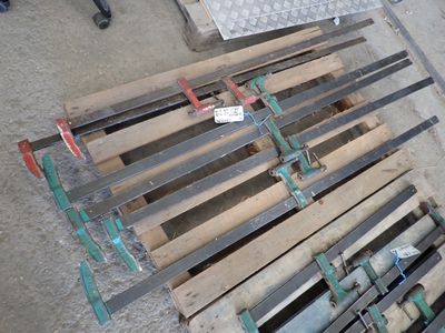 a pile of pallets sitting on the ground next to each other