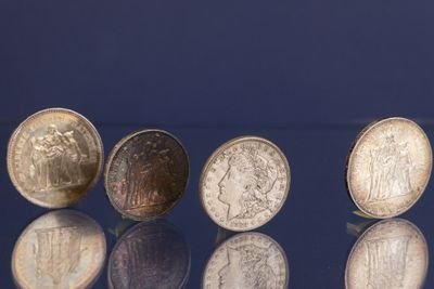 plusieurs pièces sont disposées en rangée sur une surface réfléchissante