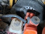 a picture of a machine that is sitting in a garage