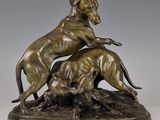 sculpture en bronze représentant un chien et un chat sur un rocher