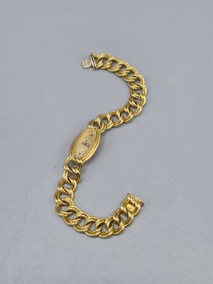 un gros plan sur un bracelet en chaîne dorée muni d'un fermoir