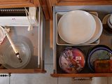 de nombreuses assiettes et tasses dans le tiroir d'une cuisine
