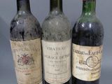trois bouteilles de vin sont alignées sur une surface grise