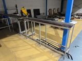 une image d'une usine avec de nombreuses machines