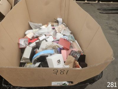 une boîte en carton remplie d'appareils électroniques dans un parking