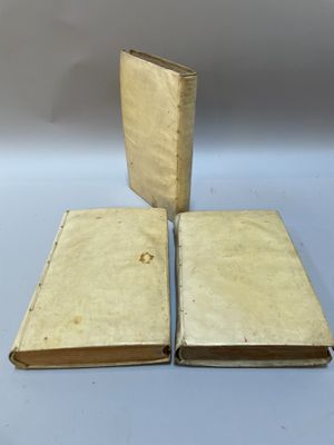 deux vieux livres posés sur une table l'un à côté de l'autre
