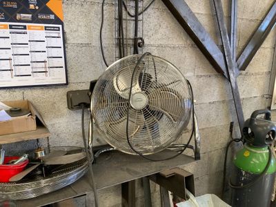 un ventilateur posé sur une table