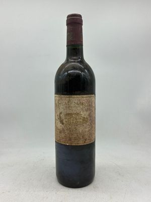 une bouteille de vin posée sur une table