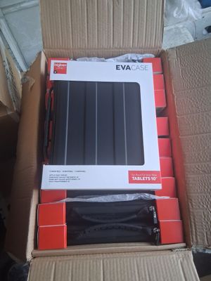Des cartons contenant du matériel électronique sont empilés sur un carton.
