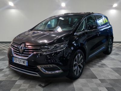 la voiture noire est garée dans le garage sur le sol en damier