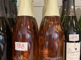 plusieurs bouteilles de vin sont alignées sur un comptoir