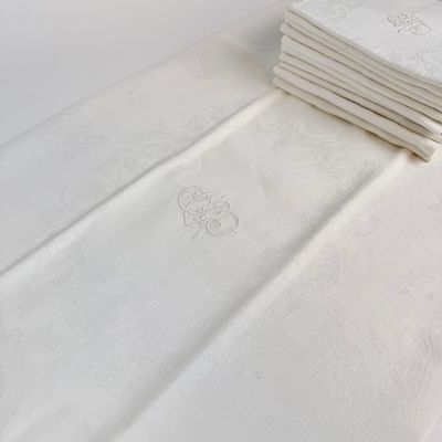 une pile de serviettes pliées posée sur une table blanche